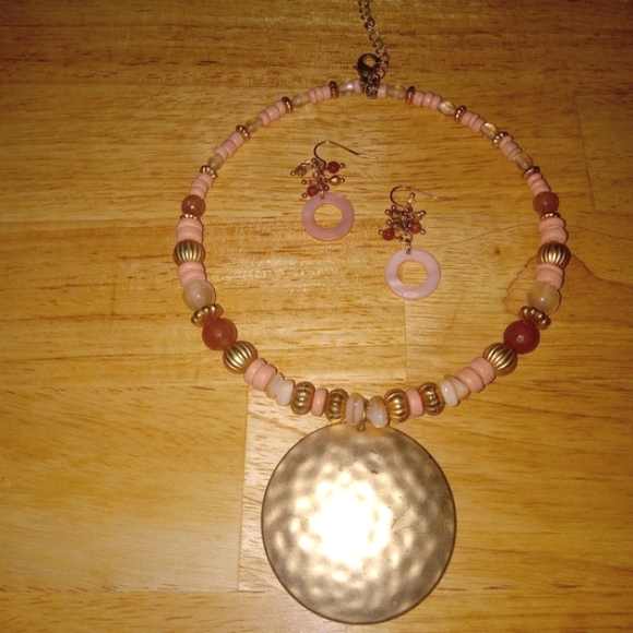 Beautiful necklace and earrings set, pink and peach color realistic faux stone - Picture 10 of 10